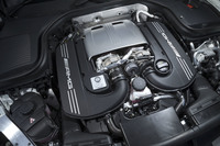 「AMG GT」や「63」シリーズなどで幅広く使用される4リッターV8直噴ツインターボ「M177」ユニット。2基のターボチャージャーはVバンクの内側にレイアウトされている。