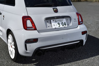 リアバンパーはディフューザーと一体型のデザインで、アクセントとしてホワイト仕上げのインサートが組み込まれている。