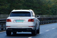 スロバキアから来た「ベントレー・ベンテイガ」の初期型。ナンバープレートのフレームによれば、ウィーンの販売店で購入した個体のようだ。この写真のみ2020年10月に撮影。まだ新型コロナウイルスによる関連規制が、完全に解除されていなかった時期である。