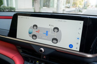 エネルギーフローは相変わらず簡素な描写だ。右後輪の前に外部充電ポートが描かれている。