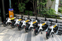 自転車タイプの特定小型原付。本来であれば、写真のようにナンバーを取得・装着する必要があるが、なかには自転車を装って乗っている人も……。(写真:森口将之)