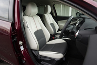 白革内装の「XDツーリング Lパッケージ」のシート。ブラックを基調にディープレッドのアクセントを組み合わせた、黒革内装も追加設定された。