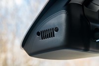 フロントカメラユニットの排気口も「7スロット」とヘッドランプを組み合わせた形だ。