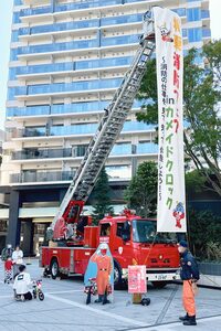 亀戸の消防フェアにて。脇にいた隊員によれば、日野自動車製のはしご車は2005年導入とのこと。「15年更新が原則なので、本来ならすでに引退すべき車両」だというが、手入れが完璧なのはさすが日本である。