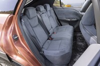 シートヒーターはすべてのシートに標準装備。後席は頭上の空間は十分なものの、床と座面の高さが不足気味なのと前席の下に足がほとんど入らないのが今ひとつなポイント。