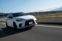今回の試乗車「RX500h“Fスポーツ パフォーマンス”」のパワートレインは2.4リッターターボエンジンを核とした「デュアルブーストハイブリッド」。システム最高出力は371PSにも達する。