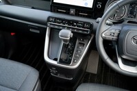 変速機はハイブリッド車が電気式CVTで純ガソリンモデルがCVT。シフトセレクターはステアリングホイールのすぐ左側という持ち替えやすい場所に位置している。