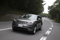 すべての「レンジローバー ヴェラール」には、レーンデパーチャーワーニング(車線逸脱警告機能)や自動緊急ブレーキなどの運転支援システムが標準装備される。