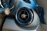 エアコンの吹き出し口にはブルーとピアノブラックの加飾を使っている。