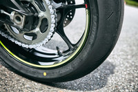 タイヤは「ブリヂストン・バトラックス レーシングストリートRS10」。より高出力化されたエンジンに対応するため、リアタイヤのサイズは従来モデルよりハイトの高い190/55ZR17となった。