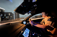 夜の首都高を走ってみると、「DB12」はものすごくパワフルだった。「DB11」の510PSはちょうどいい速さであったが、680PSは速すぎる。動力性能については、0-100km/h加速が3.6秒、最高速が325km/hと発表されている。