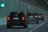 同じく「MINI」。その先には「ジープ・レネゲード」の米軍用ガソリン缶(ジェリカン)を模したテールランプが見える。