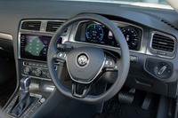 ブルーのステッチが施されたステアリングホイールは、「e-ゴルフ」の専用装備。