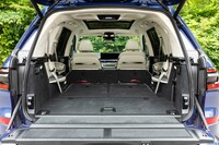 3列目と2列目を格納した状態の荷室容量は2120リッター。7人乗車が可能な状態からここまでスイッチひとつでこなせる。