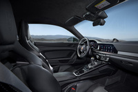 「911 GT3」に比べーシックにまとめられる「911 GT3ツーリングパッケージ」のインテリア。