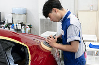 今回の車両は保管状況が良かったこともあって、汚れ落としのあと、左リアピラー付近を軽く研磨しただけで、施工準備が整った。