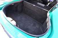 荷室の容量は350リッター。開口部の大きさも特徴のひとつとなっている。