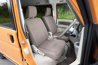 シート表皮は微妙な凹凸が設けられたファブリック。言葉を選ばずにいえば祖母が着ていたカーディガンのような感じ。エンジンはこの下に搭載されている。