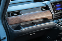 「クロスター」専用の、積層柄のローズウッド調パネル。標準モデルの装飾パネルは、ブラウンもしくはブラックのウオールナット調となる。