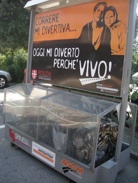 写真4。スイスのルガーノ地方で。スクラップされた自動車を用いた安全啓発キャンペーン。保険会社やタイヤ販売会社なども協賛している。