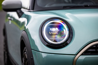 アダプティブLEDヘッドランプは、「MINIクーパー」全車に共通する標準装備のアイテム。デイタイムランニングランプは、円形の「Classic」、上下の2本線の「Favoured」、その両方となる「John Cooper Works」の3種類から、点灯形状を選択できる。