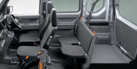 「N-VAN」のシート。助手席も後席も格納して荷室スペースにすることを前提としているため、座面は薄くて硬く、なおかつ狭い。