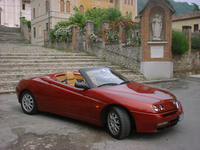 筆者が試乗した「アルファ・ロメオ・スパイダーV6」。イタリア北部アーゾロにて。2001年当時、「フィアット・パンダ」が5台買える値段だった。