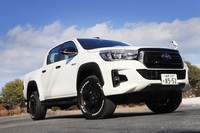 「ハイラックス」の誕生50周年記念モデル「Z“ブラックラリーエディション”」。上級グレードの「Z」をベースに、オーバーフェンダーや専用デザインのアルミホイール、フロントグリル、バンパーなどといった特徴的なエクステリアを採用する。