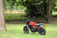 カラーリングは「バレルブラック」「オクスフォードブルー」「ファイアクラッカーレッド」(写真)の3種類だ。