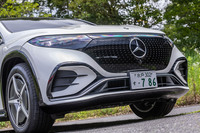 運転支援システムのカメラやセンサー類を内蔵するフロントグリルのデザインは、先に販売が開始されたフラッグシップ電動セダン「EQS」の流れをくむもの。メルセデスはこれをグリルではなく、「ブラックパネル」と呼んでいる。