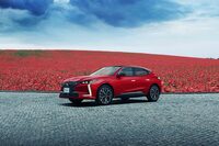 「DS 4」にガラスルーフを備えた赤い特別仕様車「コクリコエディション」が登場の画像