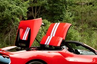 ルーフパネルは2分割式で、エンジンの前方に重ねて収納される仕組みだ。この格納機構は、エンジンの放熱を阻害しないこと、デザインのバランスを損なわないことを重視して採用された。