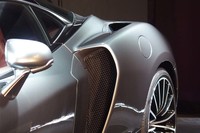 有機的なデザインを採用する「720S」などとは異なり、リアフェンダーに大型のエアインテークを備える「GT」。エクステリアデザインは、先に登場した3座ミドシップモデルの「スピードテール」の流れをくむものだとマクラーレンは説明している。
