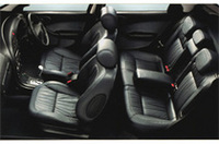 インテリア写真は、レザーシートが奢られた「クサラ2.0エクスクルーシブ」。