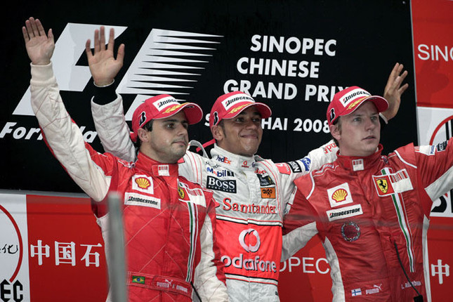 フェラーリ2台をよせつけず、ポールポジションから独走優勝したルイス・ハミルトン(中央)。チームプレイにより2位でゴールしたフェリッペ・マッサ(左)は首の皮一枚チャンピオンの可能性を残す。3位はキミ・ライコネン(右)。(写真=Mercedes Benz)