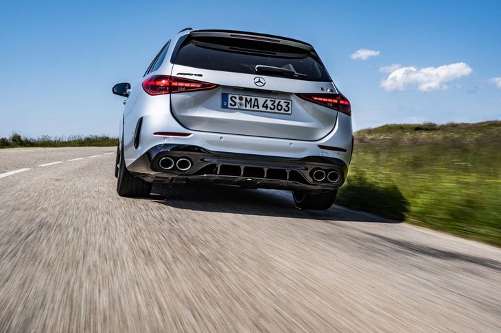 「AMG C43 4MATIC」は4WD車で、後輪操舵システムが標準で備わる。公表されている最小回転直径は11.98m。