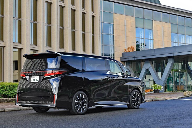 「アルファード」と「ヴェルファイア」(写真)の2モデルが設定されるのは従来と同様。ただし「ただの“顔ちがい”」だったこれまでとは異なり、内外装の仕立てやシャシーチューニング、パワートレインの設定など、各所で差異化が図られるようになった。(写真:荒川正幸)