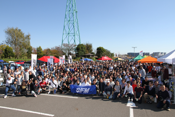 参加者が集まっての記念撮影。この後、景品が当たる抽選会が行われた。