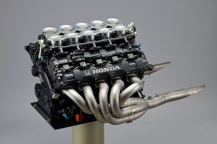 4月の日本GPで正式発表となる「メモラビリア事業」は、ホンダが保存している過去のF1マシンのパーツを、マシンの“動態保存”に影響のない範囲で一般に販売するという新たな試み。その一例として、1990年にアイルトン・セナがドライブした「マクラーレン・ホンダMP4/5B」に搭載されたV10エンジン「RA100E」(写真)に、HRCの証明書を付けて販売することが検討されている。海外では古いレーシングカーをコレクションする人も多く、マクラーレンのザック・ブラウンCEOなどは有名なコレクターである。