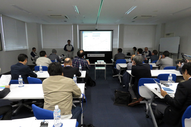 工場見学の前に実施されたプレゼンテーションの様子。日本の航空機産業はまだ小規模だが、世界的な需要の増加に伴い、大きな成長が見込めるという。