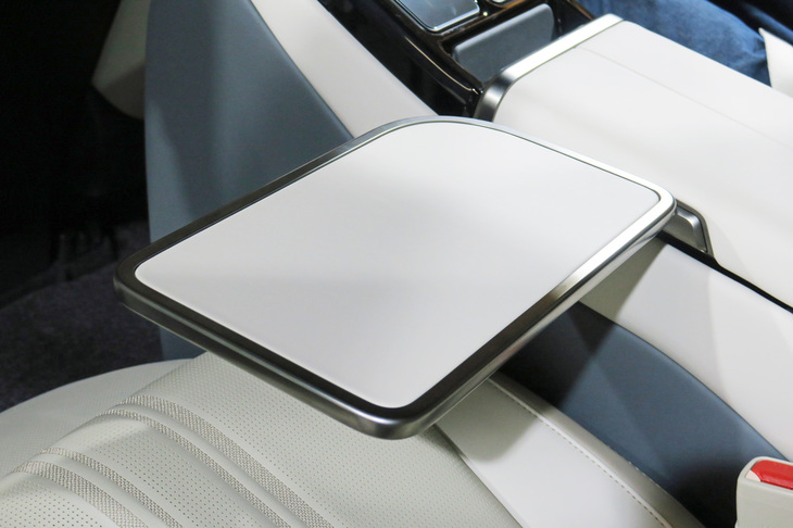 トヨタ・センチュリー(リアシート用テーブル)