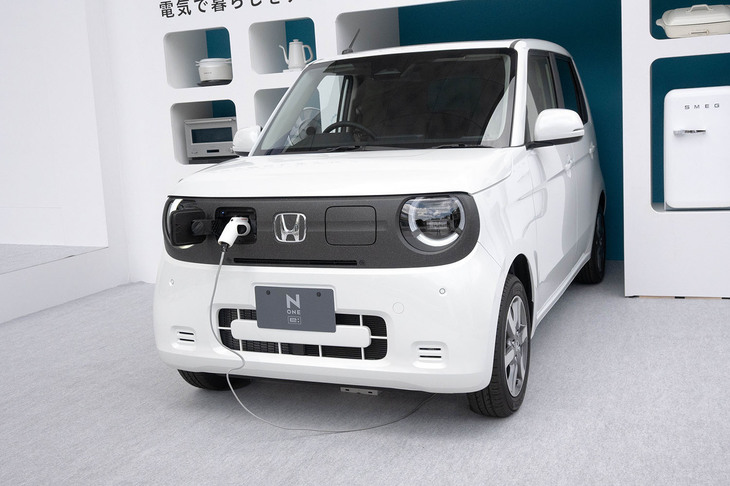 普通充電中の「ホンダN-ONE e:」。グレードはより高価で装備が充実した「e: L」(319万8800円)。撮影の都合でさまざまな車両の写真を寄せ集めての紹介となることをご容赦いただきたい。