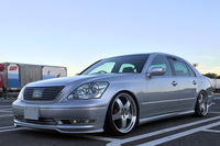 平成のもののふことI氏の「トヨタ・セルシオ」。4.3リッターV8にスーパーチャージャーを後付けしてCPUはワンオフという、男の中の男のクルマである。ちなみに、写真をいただく際に「ここはこうなってるんすよ!」と大量の説明を受けたが、紙面の都合で割愛させていただきます。