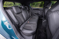 フロントシートと同じくテップレザーとアルカンターラのコンビ表皮を採用するリアシート。背もたれには60:40の分割可倒機構と、スキートンネルが組み込まれている。