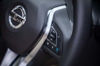 ステアリングスポーク上に配置されたブルーの「プロパイロット2.0」作動用スイッチ。