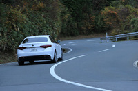4WD車の車両重量は1670kg。同じ「ヴェローチェ」のFR車(1630kg)から重量増を40kgに抑えている。