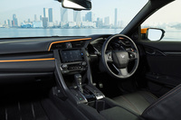 用品が用意されるのはエクステリアだけではない。インテリアには、オレンジのインテリアパネルや赤いLEDのイルミネーション、シートカバーなどが用いられていた。