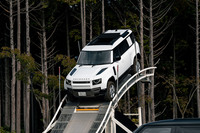 高さ5m、最大斜度43度の「ツインテラポッド」上に止まった「ディフェンダー」。非日常的な乗車体験に、思わず驚きの声が漏れる。