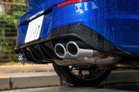 すご味の効いた音を放つ左右4本出しのクロームエキゾーストパイプ。外観における「ゴルフR」最大の特徴でもある。