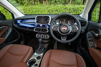 ボディー同色のダッシュボードが目を引くインストゥルメントパネルまわり。シートヒーターやデュアルゾーンエアコン、リアパーキングカメラなどは全車標準装備となる。